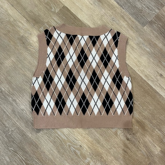 Abercrombie & Fitch Argyle V-Neck Sweater Vest - Beige and Black - Picture 4 of 4